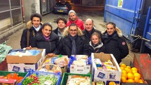 Arash Derambarsh et des bénévoles à Courbevoie